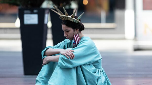 Девушка в костюме Статуи Свободы на Таймс-сквер в Нью-Йорке