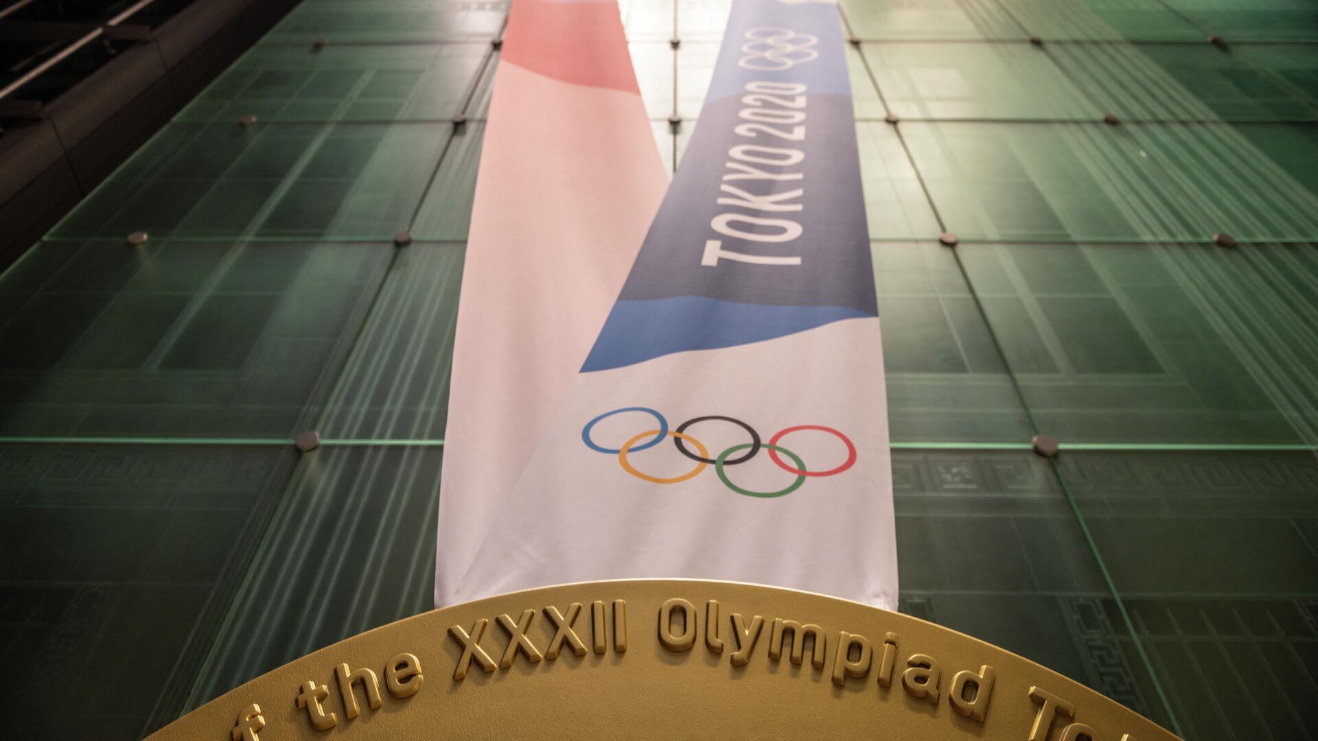 This picture shows a large-scale reproduction of the Tokyo 2020 Olympic Games gold medal as part of the Olympic Agora event at Mitsui Tower in Tokyo on July 14, 2021. (Photo by Philip FONG / AFP) - РИА Новости, 1920, 14.07.2021