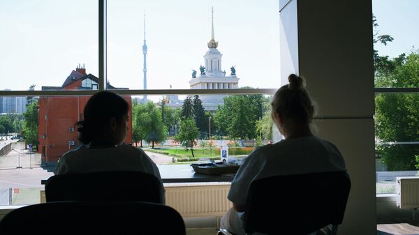 Вид из обеденной зоны на Останкинскую башню и павильон ВДНХ СССР