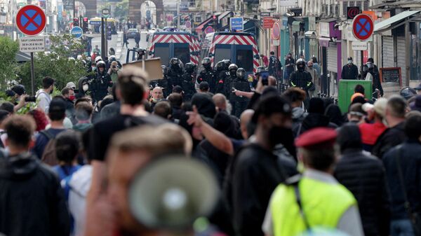 Полицейские и участники акции протеста против санитарных пропусков в Париже