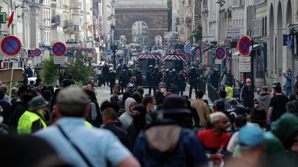 Полицейские и участники акции протеста против санитарных пропусков в Париже