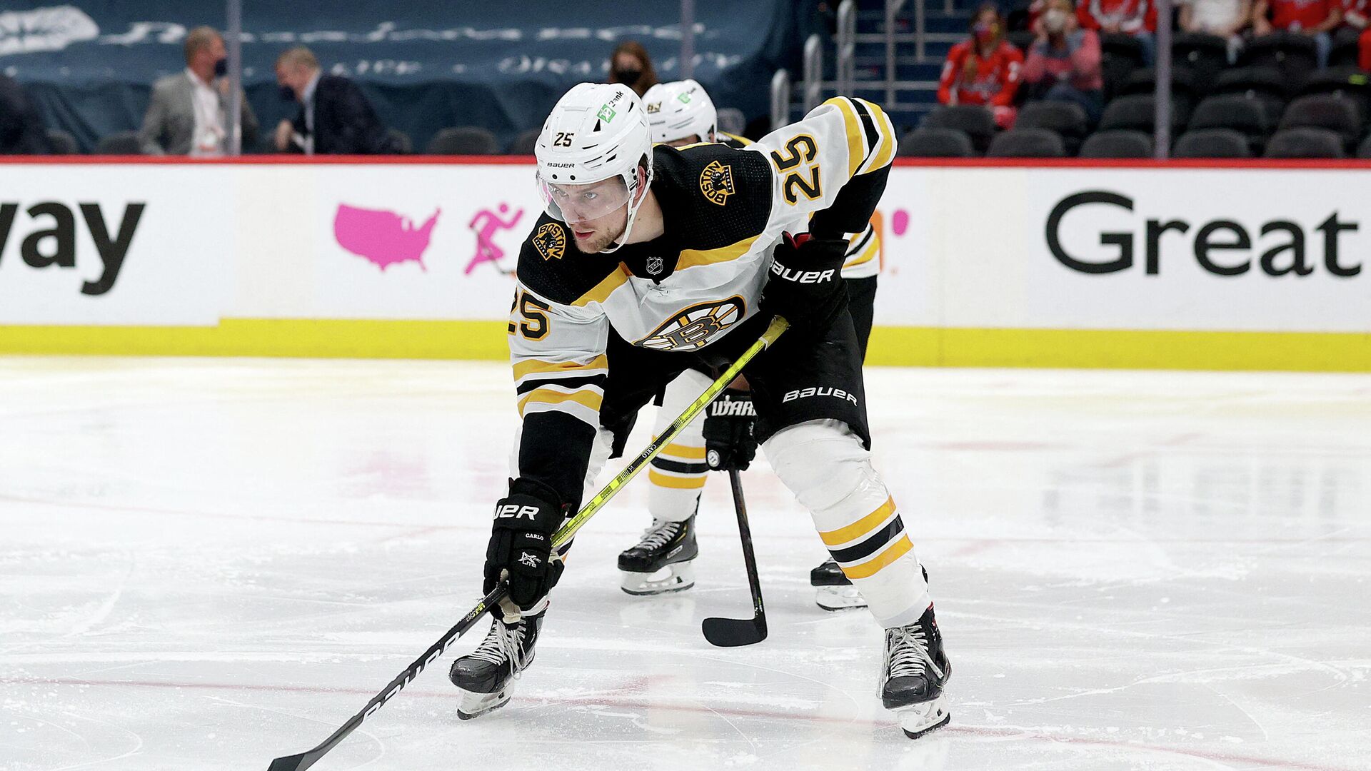 WASHINGTON, DC - MAY 23: Brandon Carlo #25 of the Boston Bruins follows the puck against the Washington Capitals during Game Five of the 2021 Stanley Cup Playoffs at Capital One Arena on May 23, 2021 in Washington, DC.   Rob Carr/Getty Images/AFP (Photo by Rob Carr / GETTY IMAGES NORTH AMERICA / Getty Images via AFP) - РИА Новости, 1920, 15.07.2021