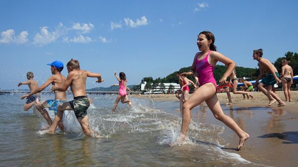 Дети купаются на пляже в Туапсинском районе Краснодарского края