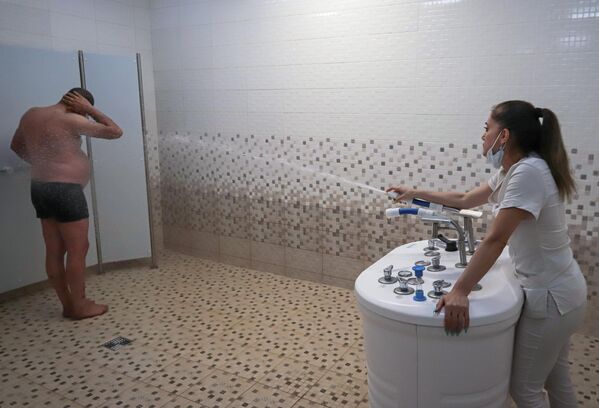 Мужчина принимает душ Шарко в рамках программы реабилитации после Covid-19 в санатории Родник в Пятигорске