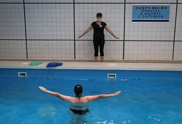 Женщина на занятии по аквааэробике в рамках программы реабилитации после Covid-19 в санатории Родник в Пятигорске