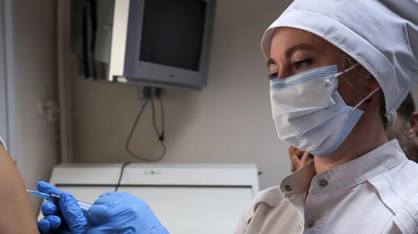 Медицинский сотрудник делает укол пациенту в рамках программы реабилитации после Covid-19 в санатории Пятигорский нарзан в Пятигорске