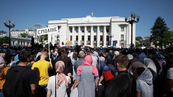 Сторонники УПЦ совершают молитвенное стояние под зданием Верховной Рады в Киеве против ущемления своих прав