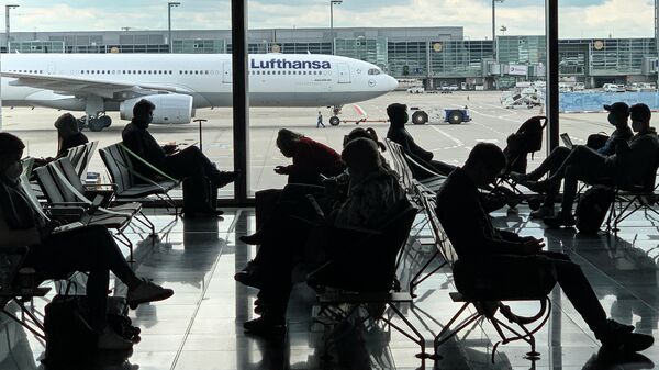 Пассажиры в аэропорту Франкфурта 