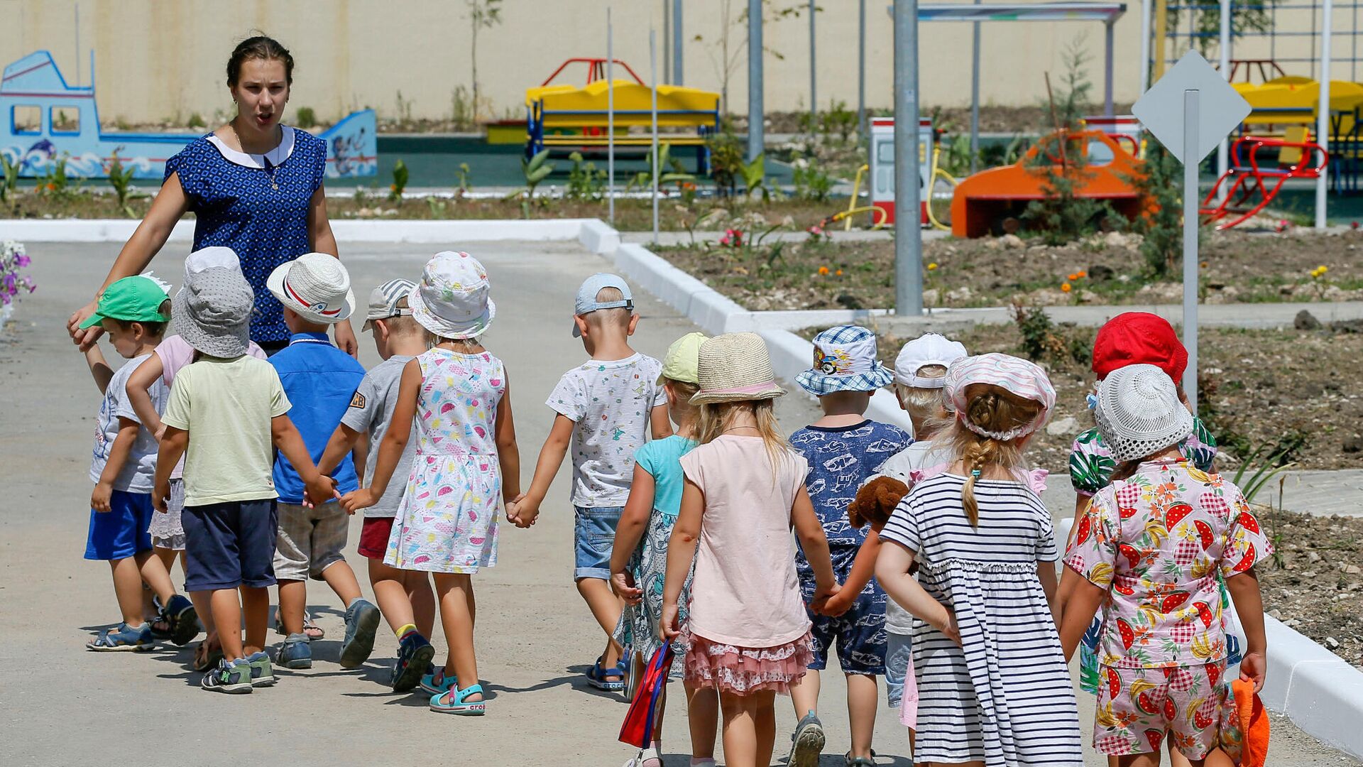 Дети с воспитателем на прогулке в детском саду - РИА Новости, 1920, 15.07.2021
