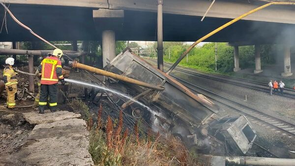 Грузовик, опрокинувшийся с моста на газовую трубу в Саратове