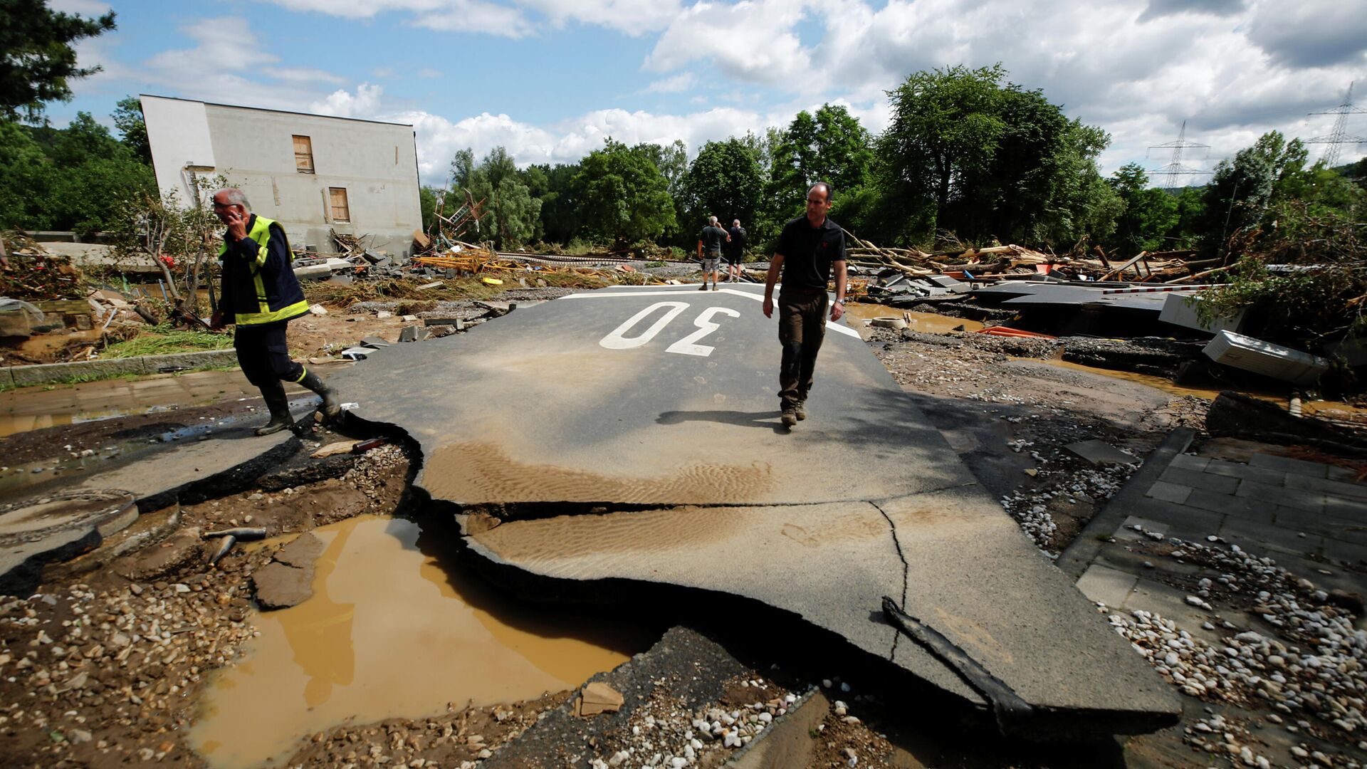 Разрушенная в результате сильных дождей дорога в Бад-Нойенар-Арвайлер - РИА Новости, 1920, 18.07.2021