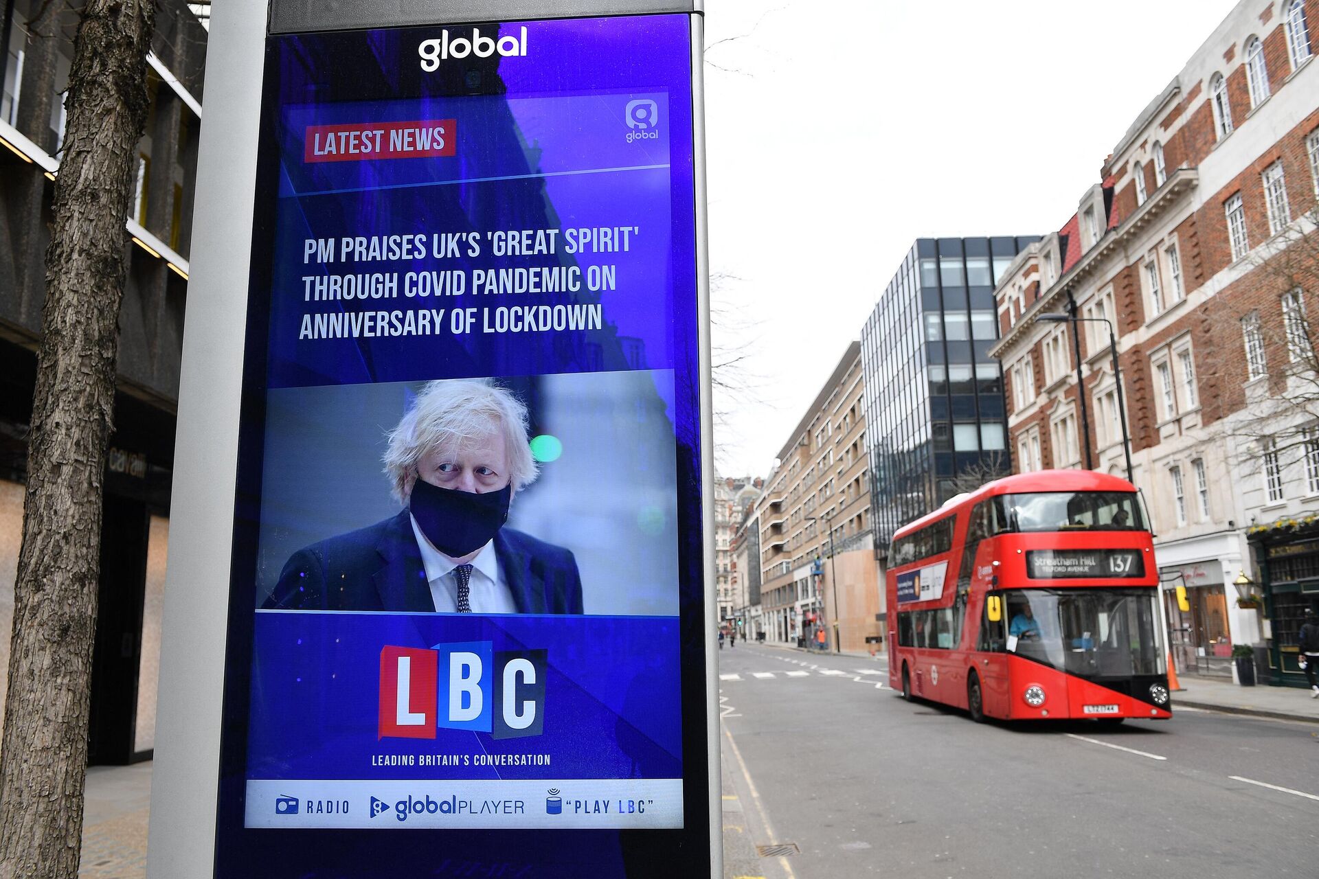 Рекламное табло с изображением премьер-министра Великобритании Бориса Джонсона в Лондоне - РИА Новости, 1920, 16.07.2021