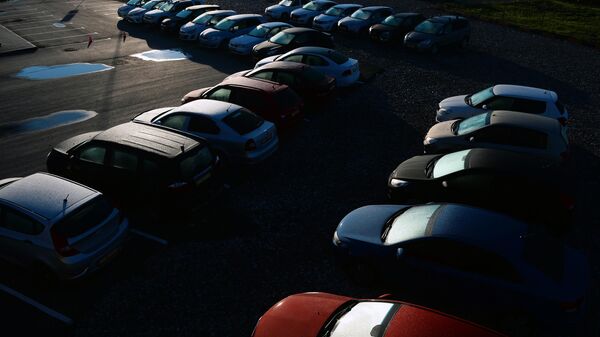 Машины на парковке салона