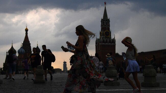 Люди на Красной площади в Москве