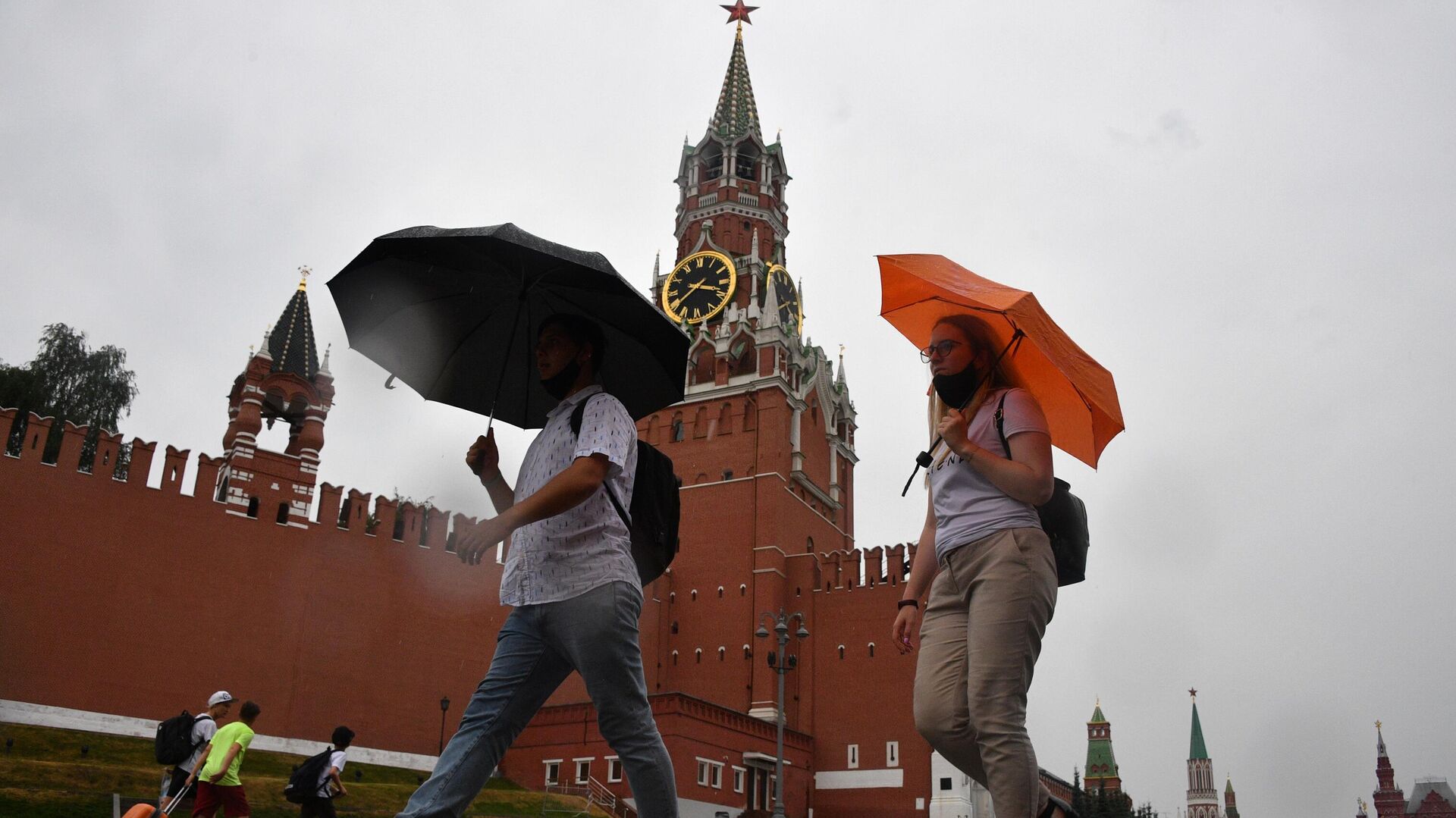Люди во время дождя на Красной площади в Москве - РИА Новости, 1920, 27.07.2021