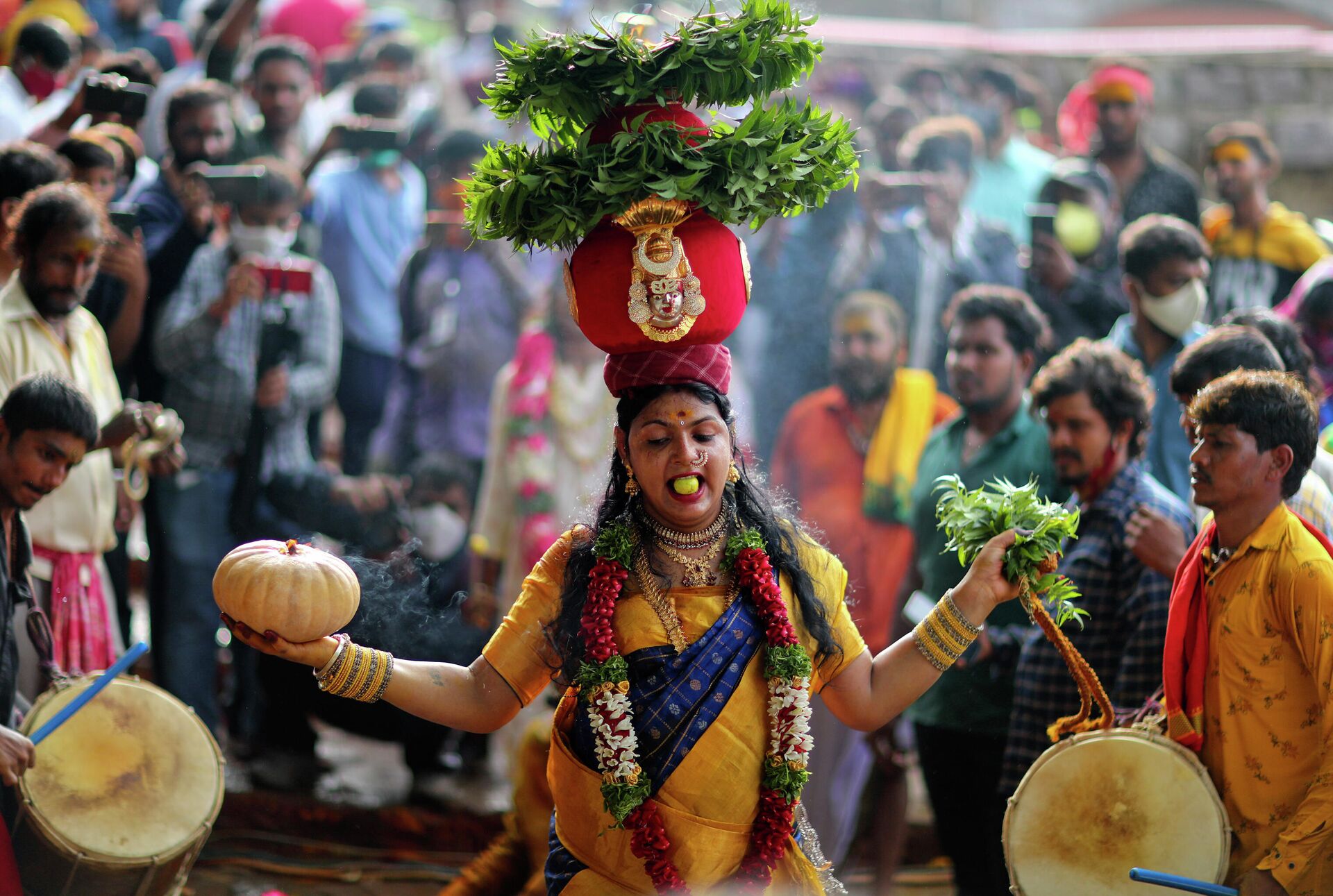 Люди приносят подношения богине Кали во время фестиваля Боналу в Хайдарабаде, Индия - РИА Новости, 1920, 13.08.2021