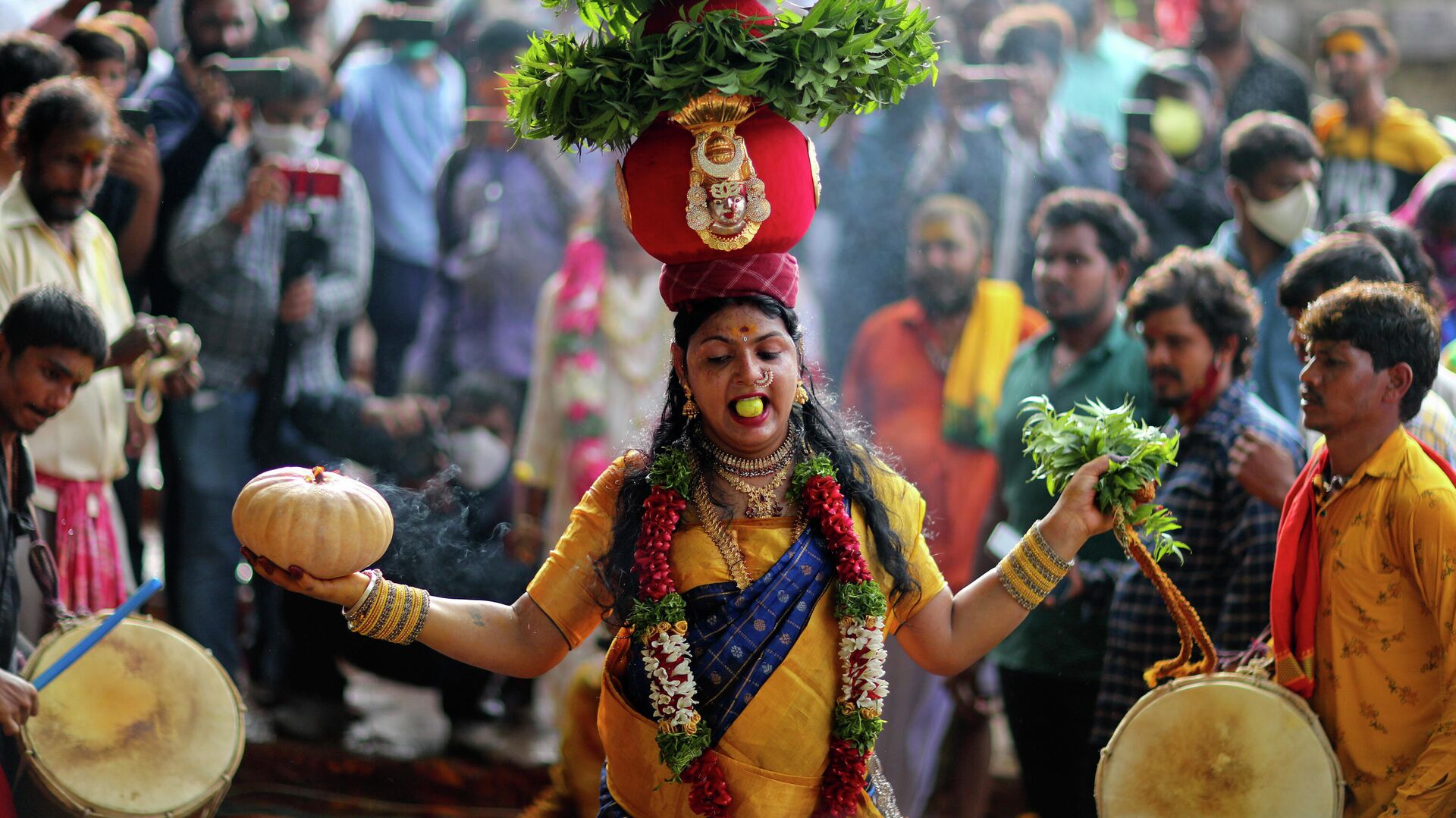 Люди приносят подношения богине Кали во время фестиваля Боналу в Хайдарабаде, Индия - РИА Новости, 1920, 19.04.2023