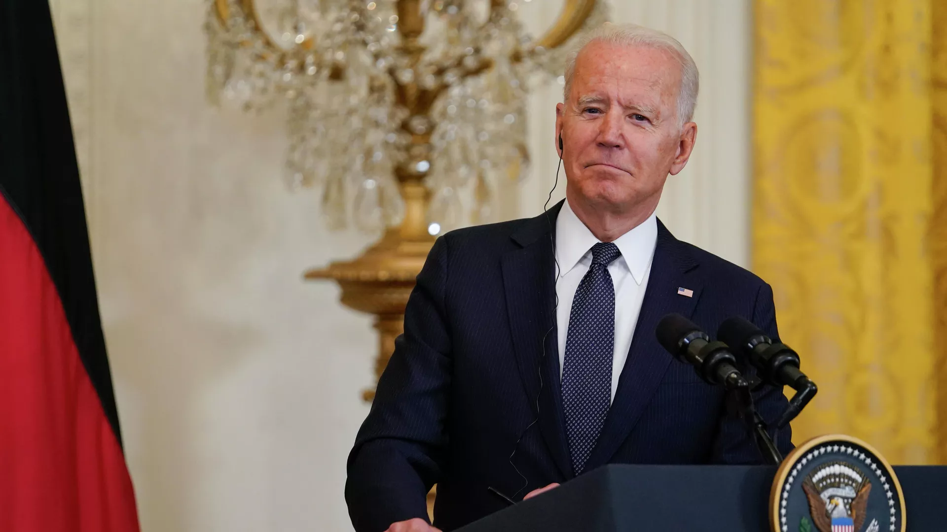 Президент США Джо Байден слушает во время пресс-конференции с канцлером Германии Ангелой Меркель - РИА Новости, 1920, 22.07.2021