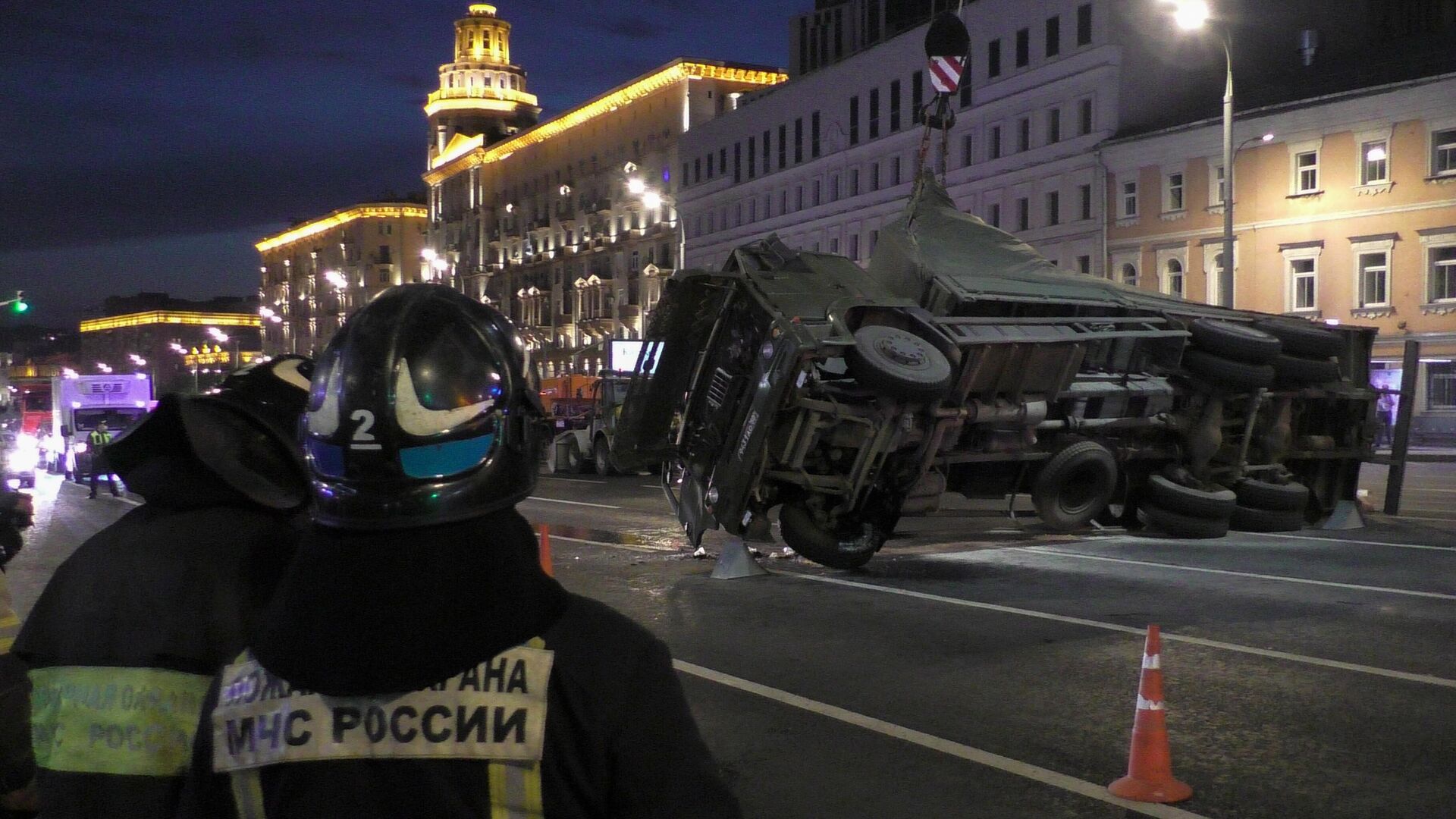 В Москве на Садовом кольце перевернулся грузовик - РИА Новости, 16.07.2021