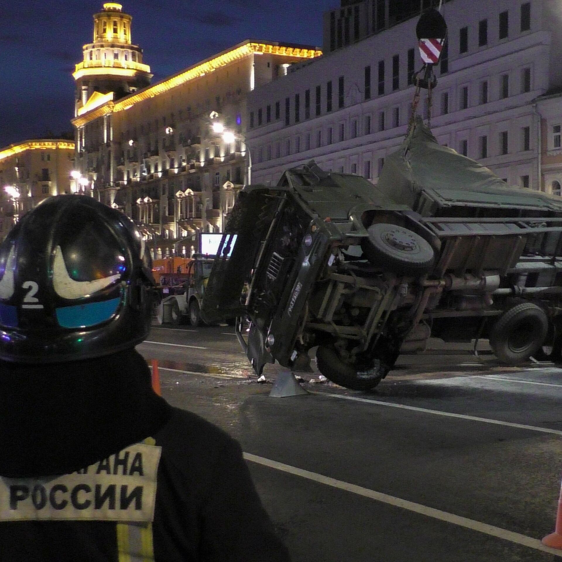 В Москве на Садовом кольце перевернулся грузовик - РИА Новости, 16.07.2021