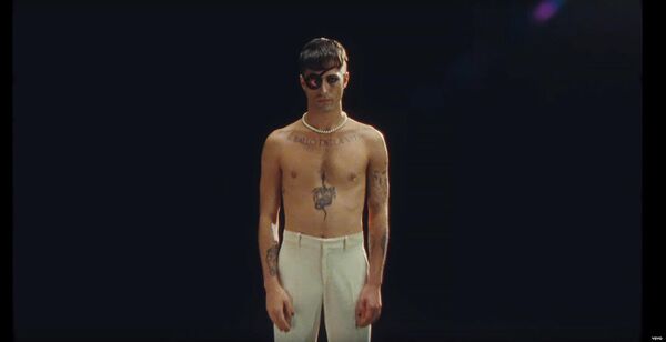 Кадр из клипа Måneskin - I WANNA BE YOUR SLAVE Кадр из клипа Måneskin - I WANNA BE YOUR SLAVE