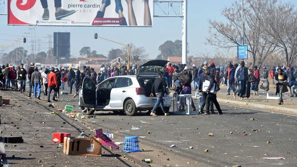 Участники беспорядков на улице Йоханнесбурга