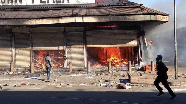 Последствия беспорядков на улице Йоханнесбурга
