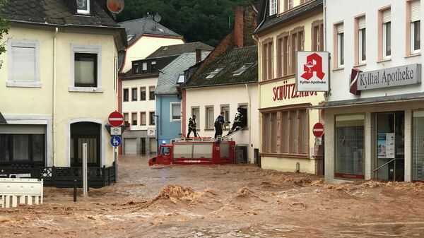 Пожарные забираются в дом в затопленном районе Эранг в Трире, западная Германия