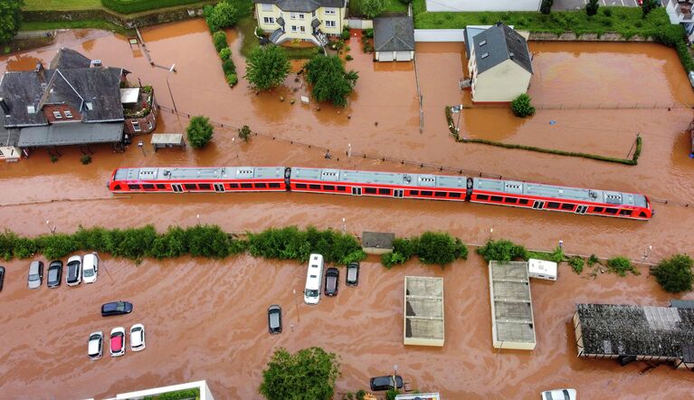 Региональный поезд, стоящий на вокзале города Кордел, затопленный водой реки Килль в западной Германии 