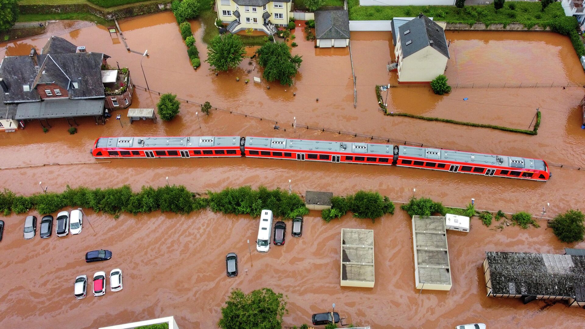 Региональный поезд, стоящий на вокзале города Кордел, затопленный водой реки Килль в западной Германии  - РИА Новости, 1920, 16.07.2021