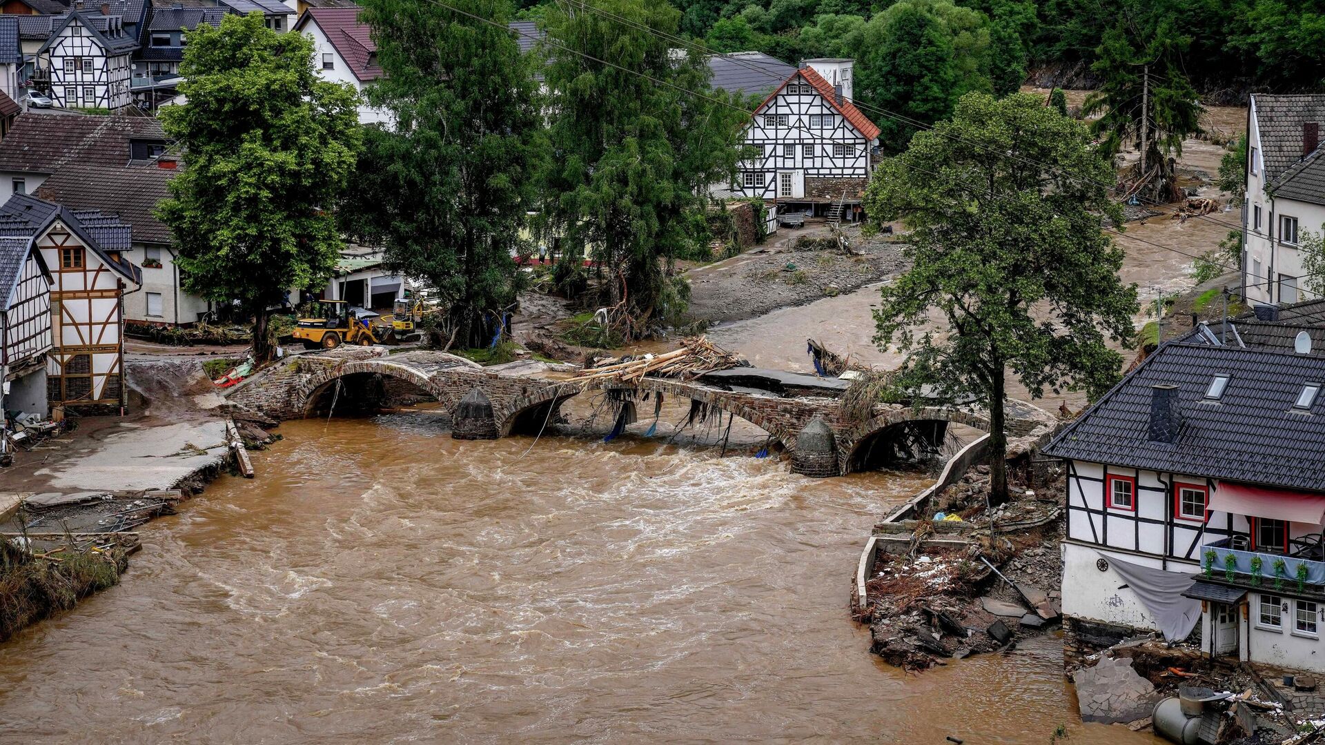 Разрушенный мост, река Ар в Шульд, Германия. Из-за проливных дождей река Ар резко вышла из берегов - РИА Новости, 1920, 16.07.2021
