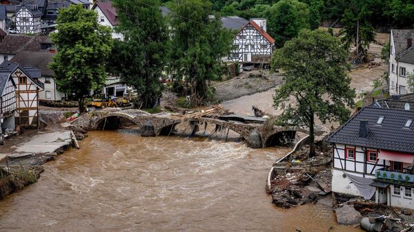 Разрушенный мост, река Ар в Шульд, Германия. Из-за проливных дождей река Ар резко вышла из берегов