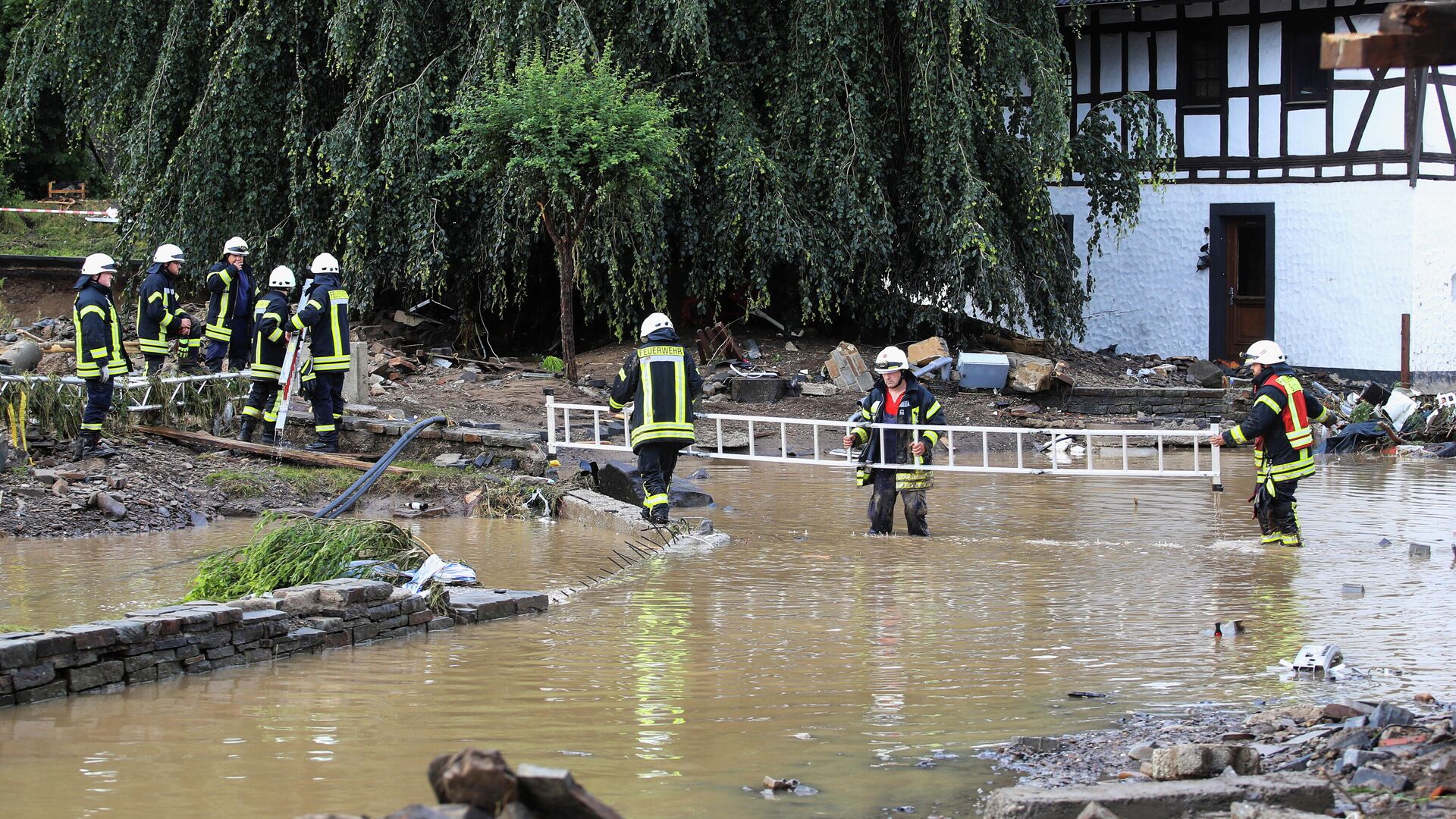 Пожарные работают в зоне, пострадавшей от наводнения после проливных дождей в Шульде, Германия - РИА Новости, 1920, 16.07.2021