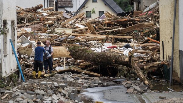 Обломки домов, разрушенных наводнением, в Шульде недалеко от Бад-Нойенара, западная Германия