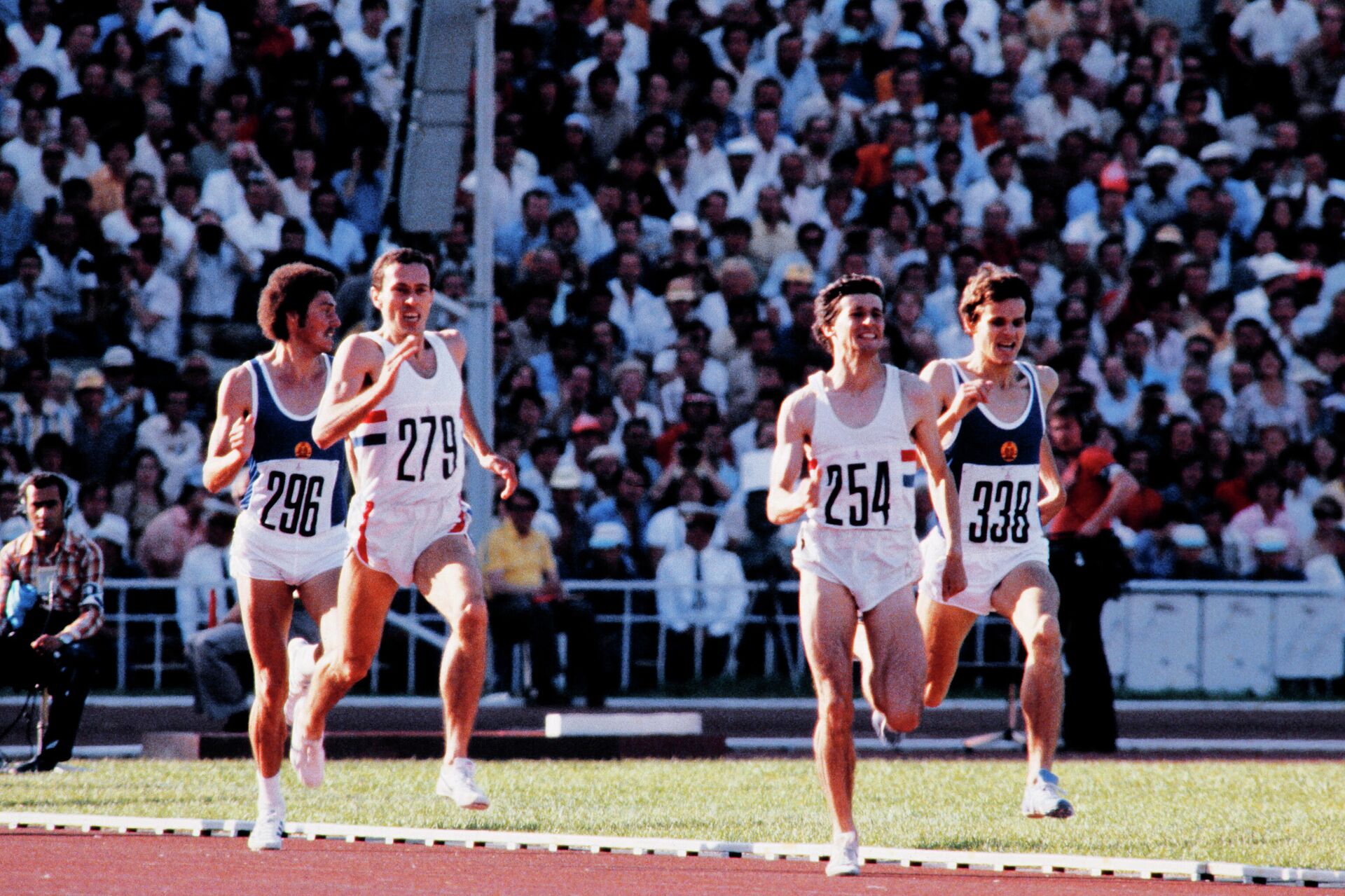Себастьян Коэ (второй справа) и Стив Оветт (второй слева) на финальном забеге на 1500 метров на Олимпийских играх 1980 года в Москве - РИА Новости, 1920, 16.07.2021