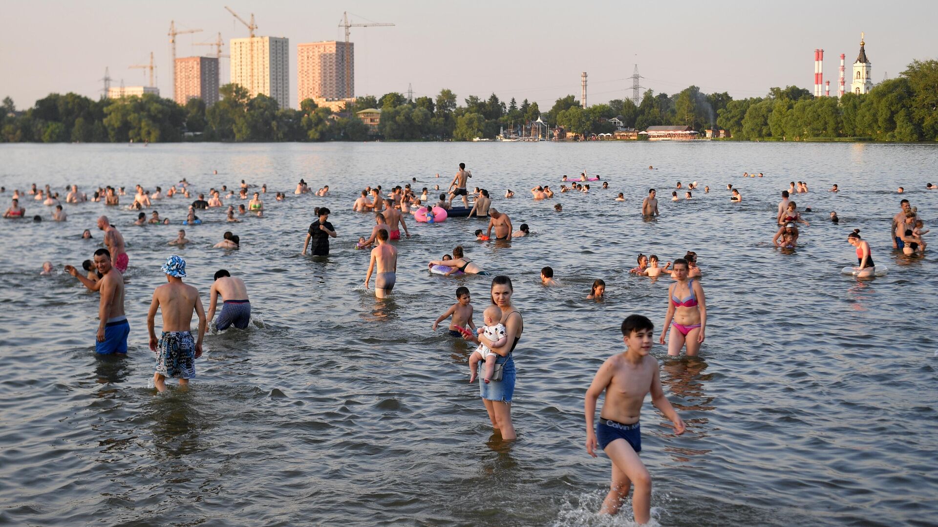 Люди купаются в Белом озере на территории природно-исторического парка Косинский в Москве - РИА Новости, 1920, 18.07.2021