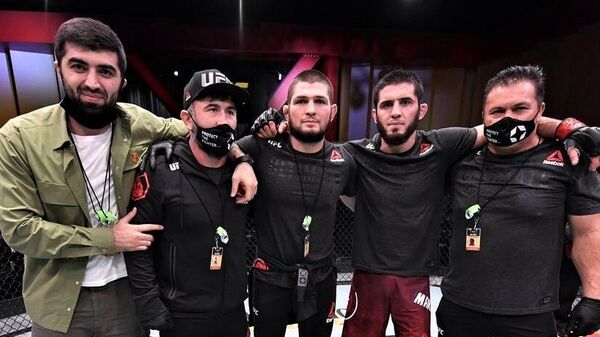Ислам Махачев и его команда на UFC 258