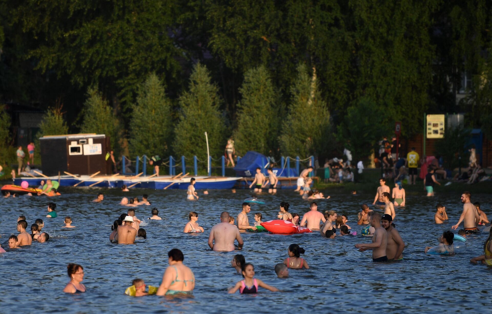 Люди купаются в Белом озере на территории природно-исторического парка Косинский в Москве - РИА Новости, 1920, 16.07.2021