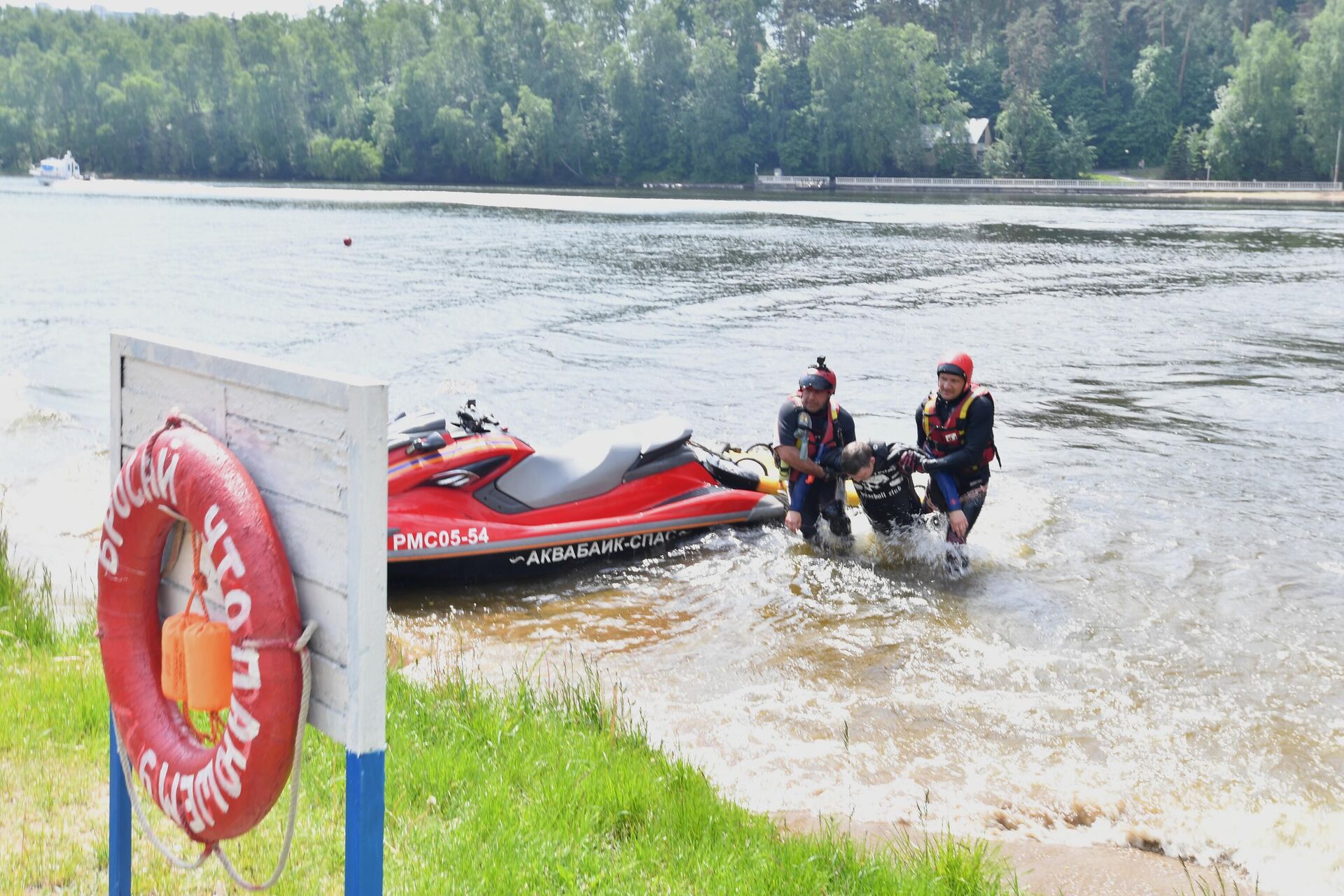 Сотрудники Московской службы спасения на воде выводят из воды условно пострадавшего в Серебряном бору - РИА Новости, 1920, 16.07.2021