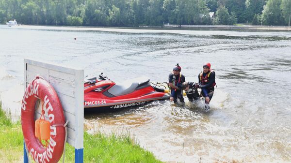 Сотрудники Московской службы спасения на воде выводят из воды условно пострадавшего в Серебряном бору