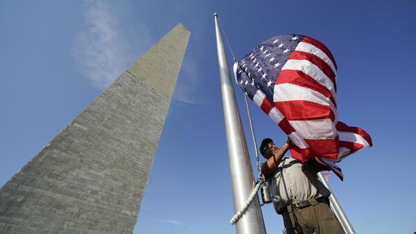 Флаг США возле Монумента Вашингтону