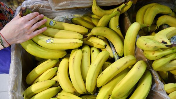 Продажа бананов в продуктовом магазине 
