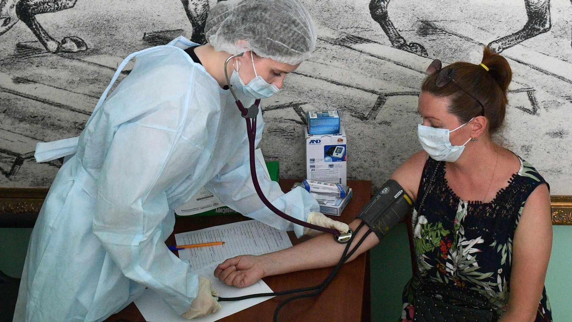 Медицинский сотрудник измеряет давление женщине перед вакцинацией от COVID-19 в Санкт-Петербурге - РИА Новости, 1920, 23.07.2021