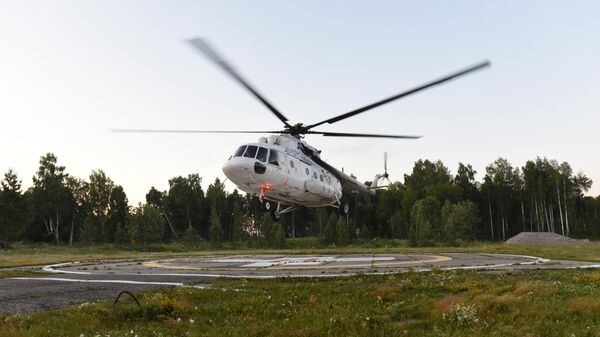 Вертолет с пассажирами на борту, эвакуированных в Томск с места жесткой посадки самолета Ан-28 Сибирской легкой авиации в Томской области