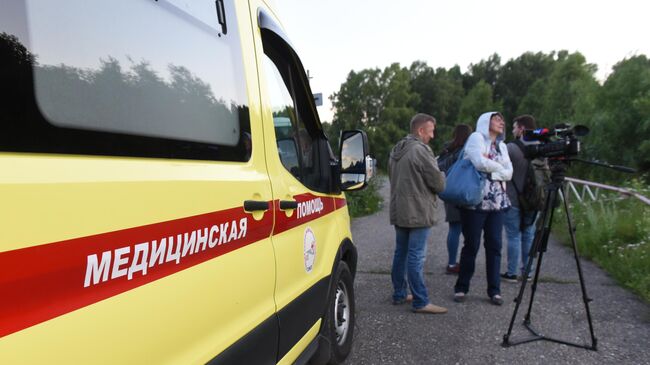 Журналисты и сотрудники скорой помощи ждут прибытия пассажиров, эвакуированных с места жесткой посадки самолета Ан-28 Сибирской легкой авиации в Томской области