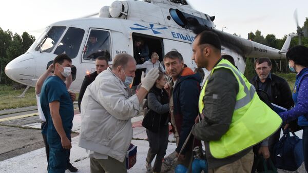 Пассажиры и члены экипажа, эвакуированные в Томск с места жесткой посадки самолета Ан-28 Сибирской легкой авиации в Томской области