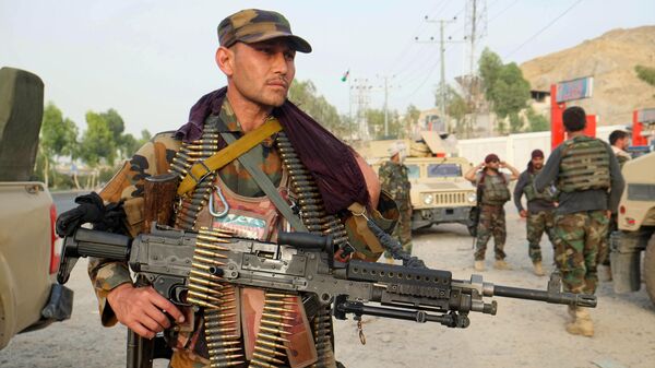 Военнослужащий правительственных войск Афганистана на линии соприкосновения с Талибами (запрещены в РФ)