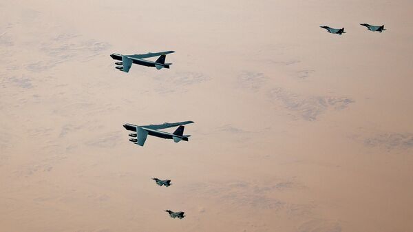 Американские самолеты KC-135 Stratotanker, B-52 Stratofortresses и F-16 Fighting Falcon в сопровождении истребителей F-15SAs Королевских ВВС Саудовской Аравии
