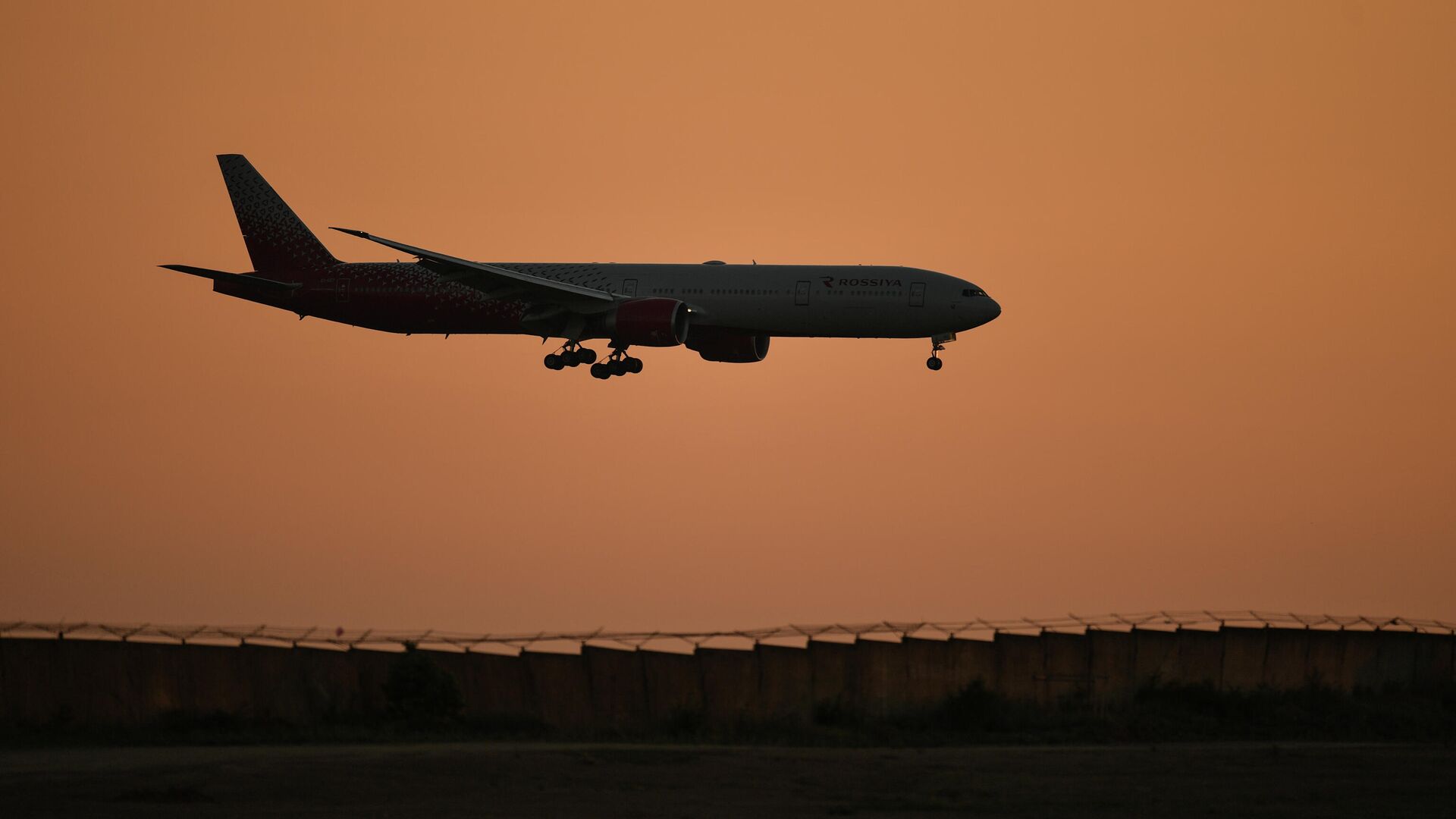 Пассажирский авиалайнер Boeing 777-31H(ER) авиакомпании Россия - РИА Новости, 1920, 07.04.2023