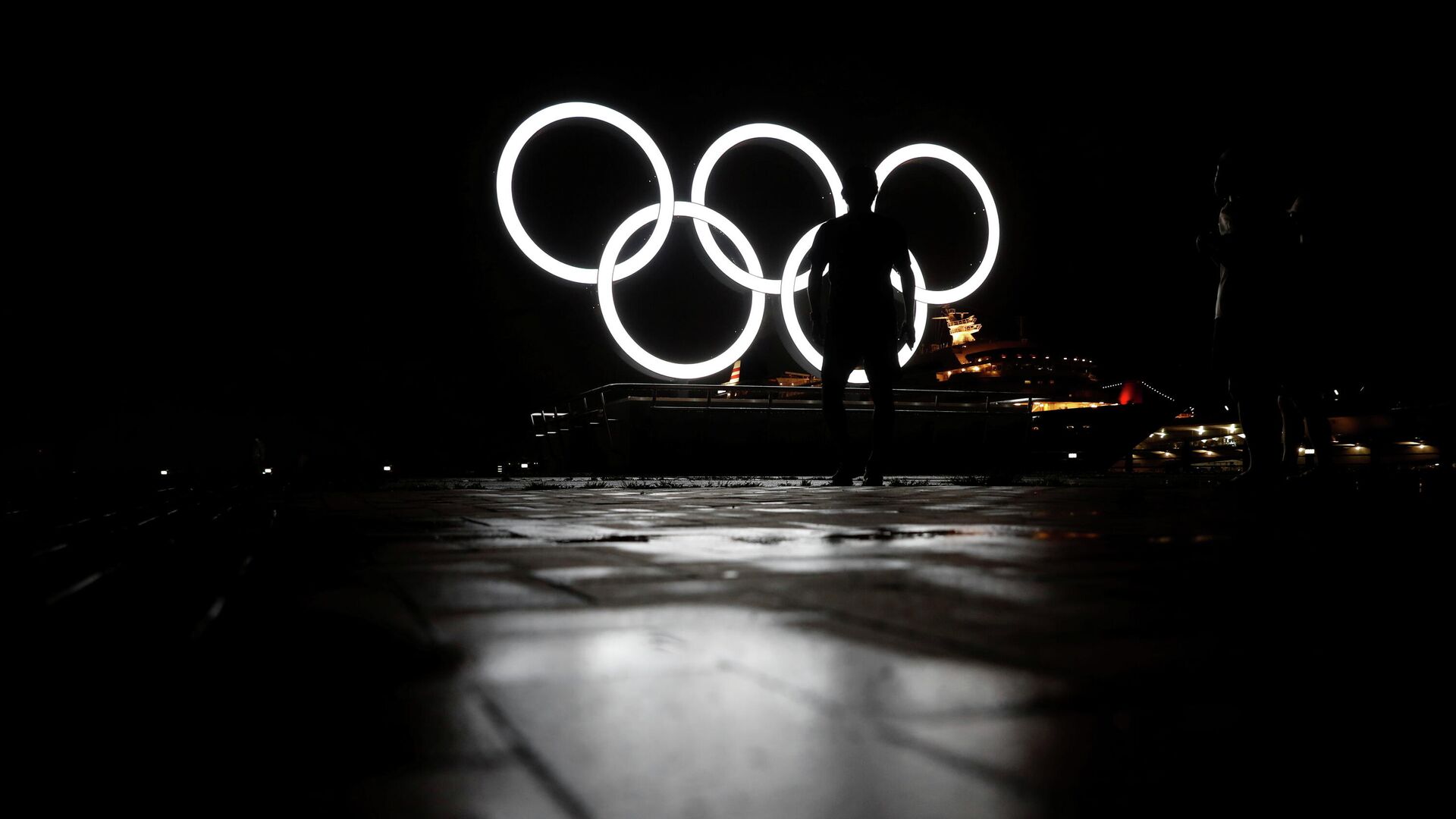 Visitors looks at a newly installed Olympic rings for celebrating the 2020 Tokyo Olympic Games in Yokohama, Japan, June 30, 2021.   REUTERS/Kim Kyung-Hoon - РИА Новости, 1920, 17.07.2021